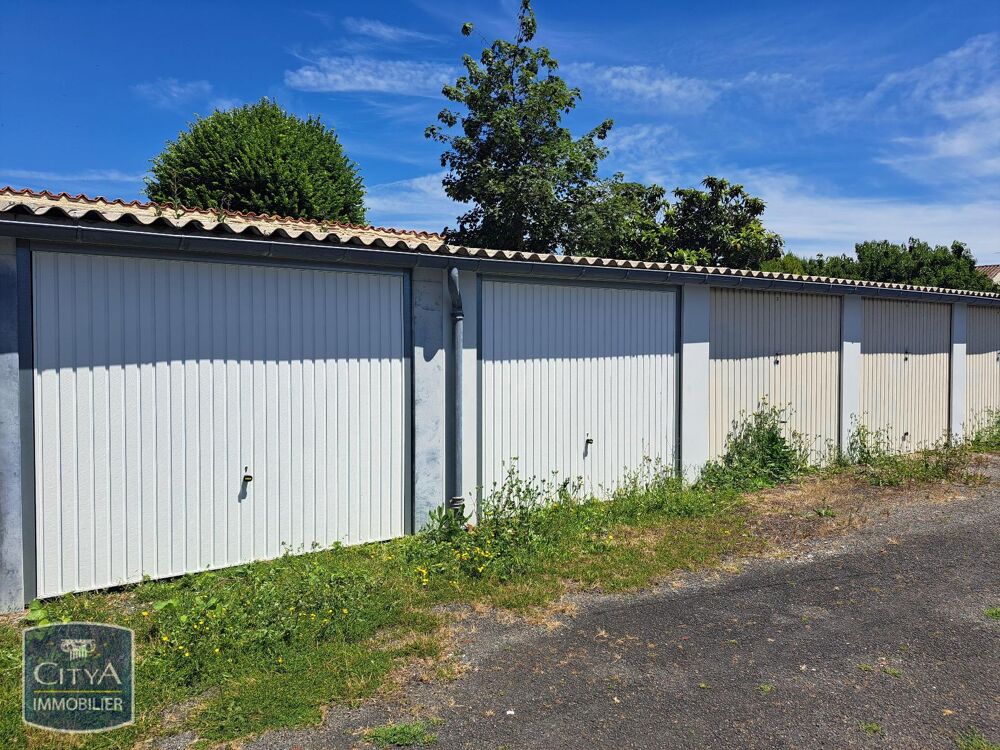 location Parking / Garage - 16 m² Saint-Jean-d'Angély (17400)