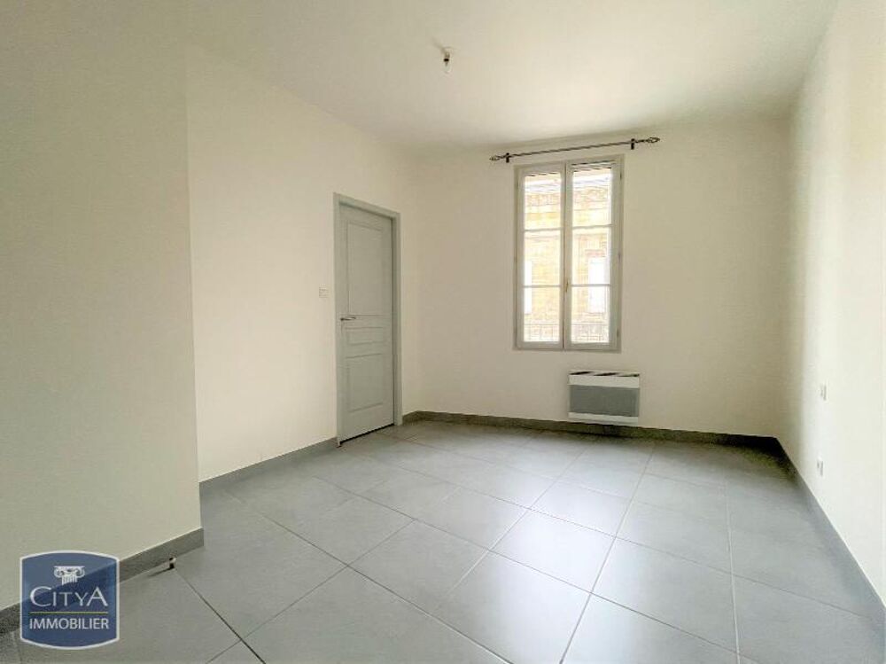 ST MEDARD DE GUIZIERES - T2 AU 1ER ETAGE Situé dans un c....