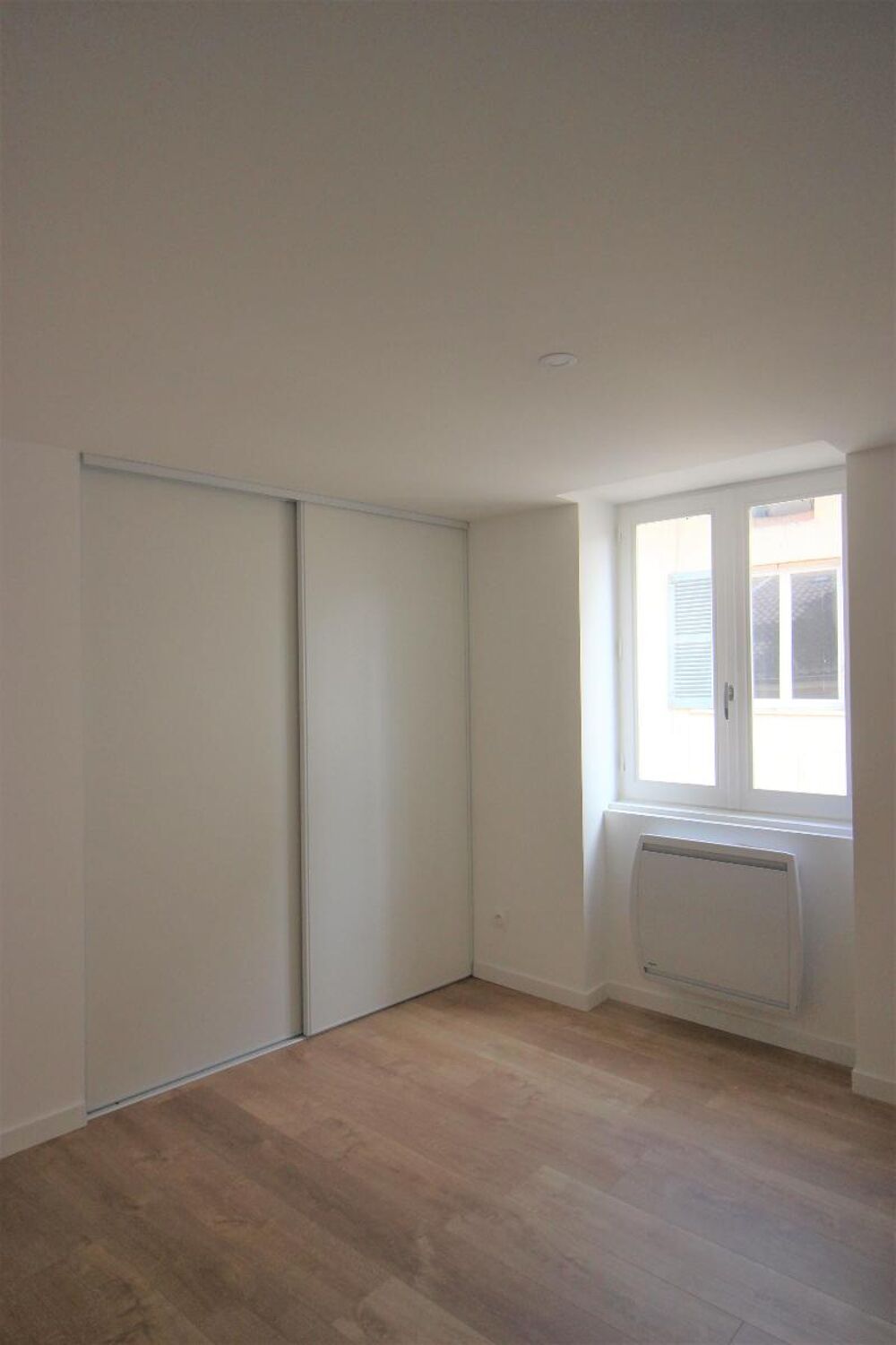 Venez découvrir cet appartement entièrement rénové niché....