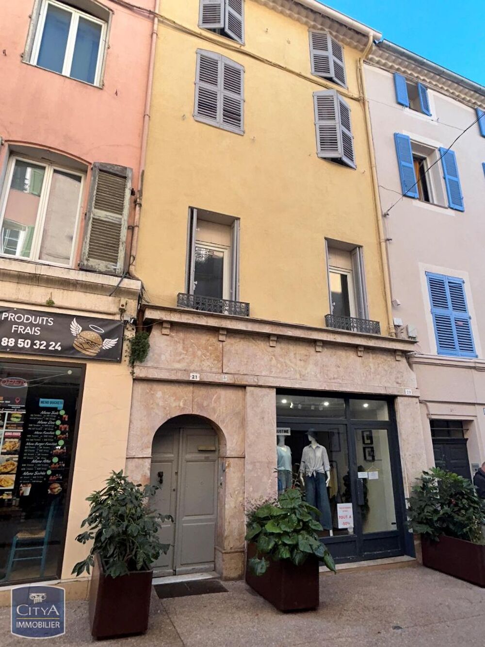 À LOUER : Appartement ancien T3 situé au coeur de Fréjus,....