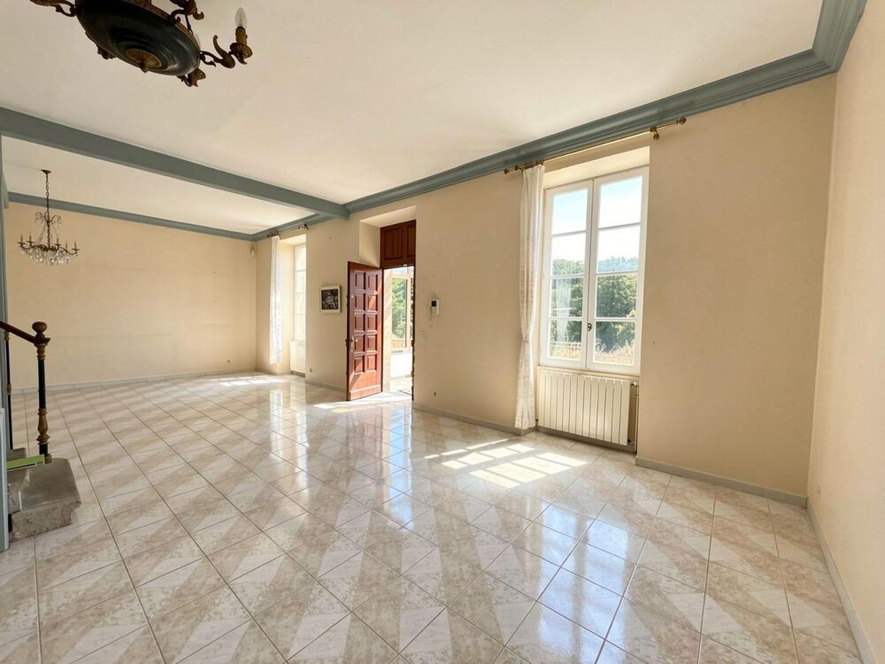 VALS LES BAINS à 10 minutes d'AUBENAS : Maison de maître....