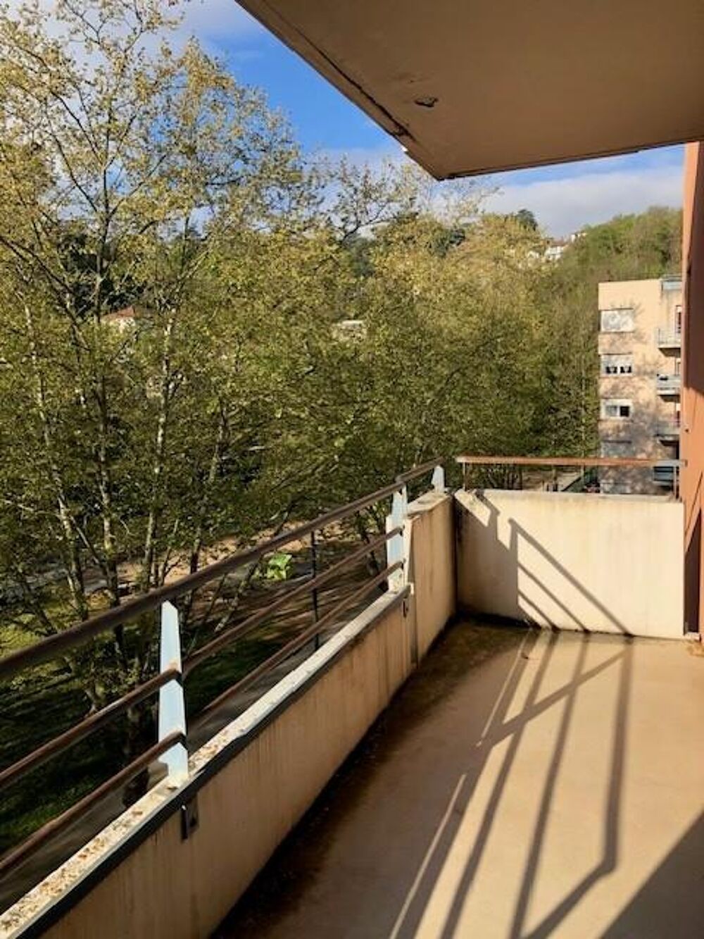 T1 ST ETIENNE NORD - secteur la Terrasse dans copropriét....