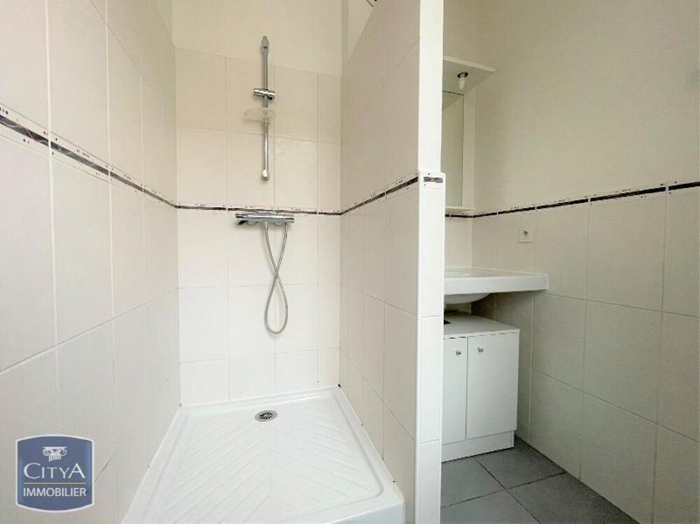 ST MEDARD DE GUIZIERES - T2 AU 1ER ETAGE Situé dans un c....