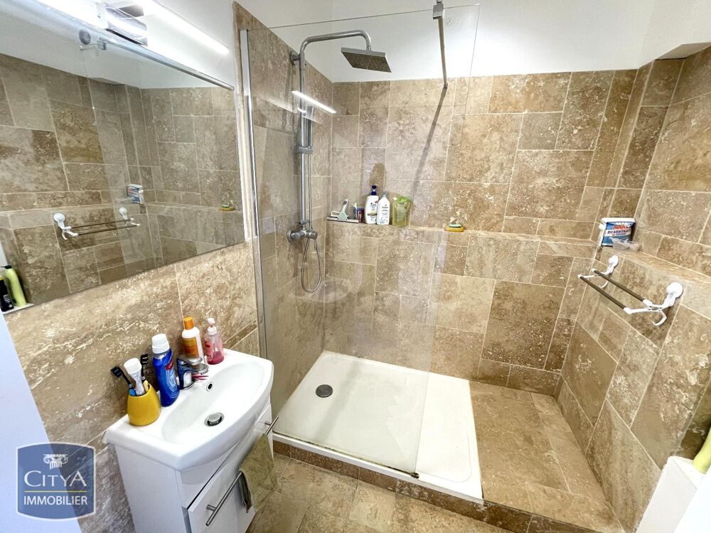 IDEALEMENT SITUE - T3 VACANT DERNIER ETAGE - LE PORT (97....