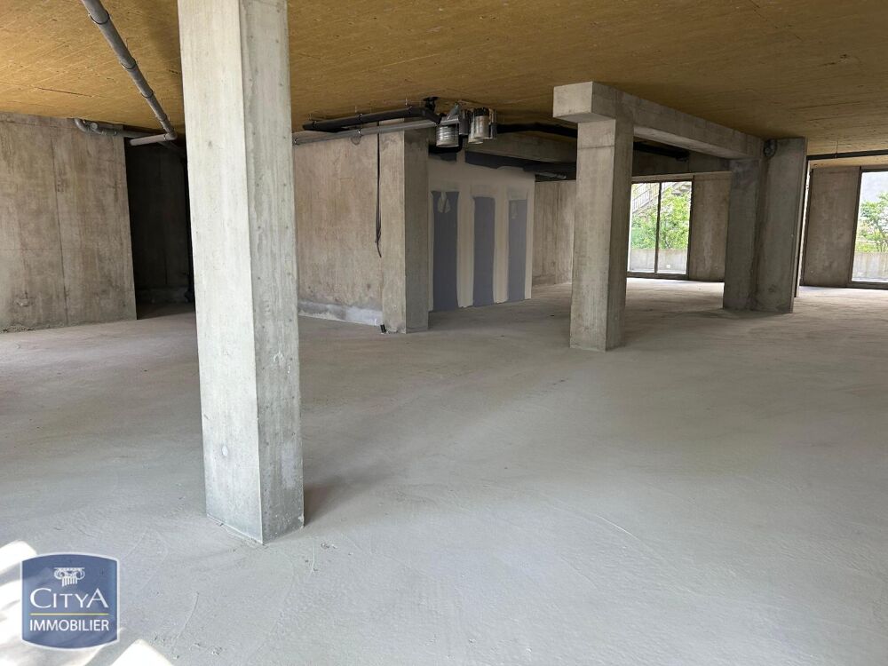   Vente / Local Commercial - 233 m² 