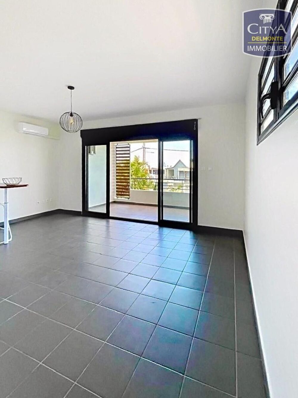 VENTE d'un appartement T2 de 40 m² avec varangue de 14 m....