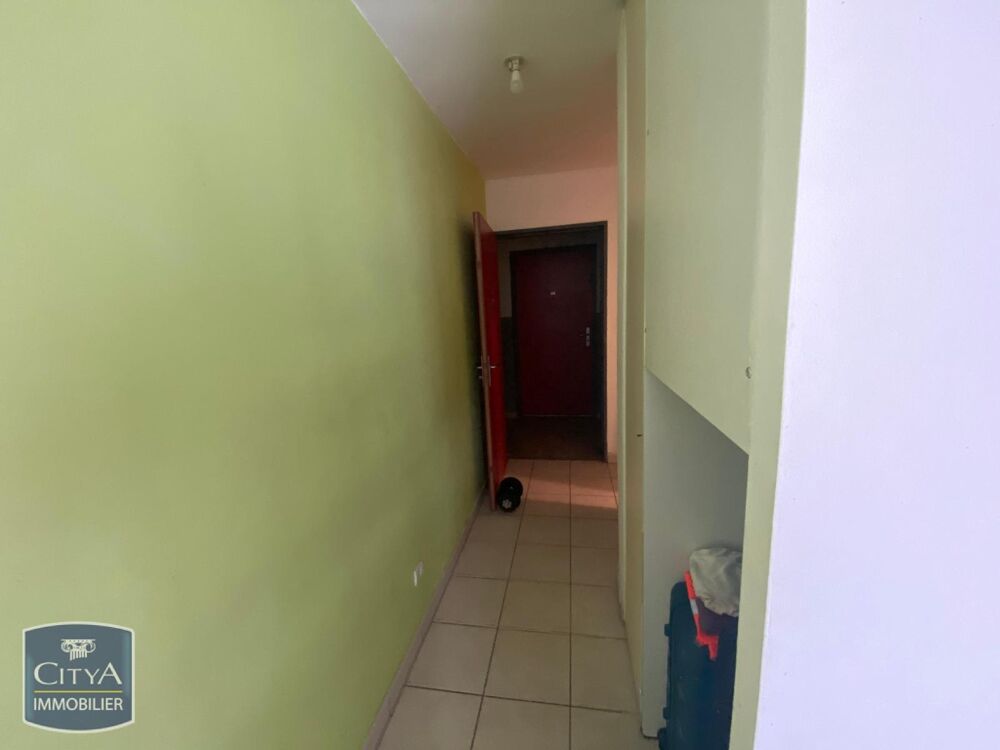 VENTE d'un studio au RDC avec cour extérieure et locatai....