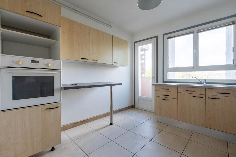 VENTE d'un appartement 4 pièces avec cave et garage, pro....