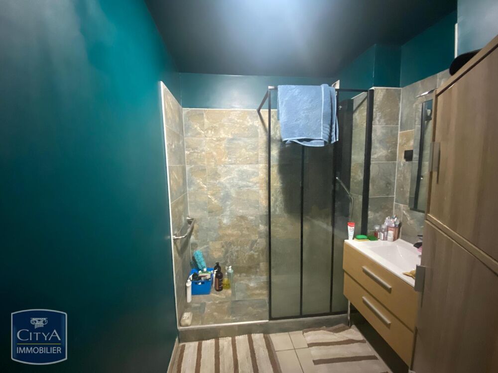 À vendre : Appartement T3 (54 m²) au 1er étage à Saint-D....