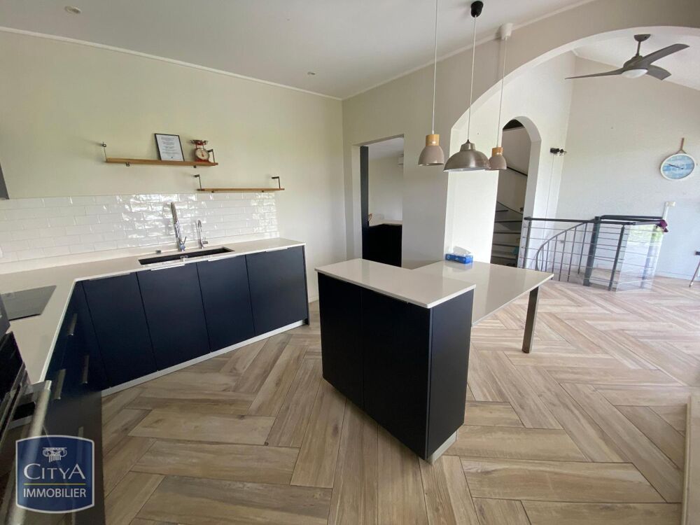vente Villa - 7 pièce(s) - 235 m² Saint-Benoît (97470)