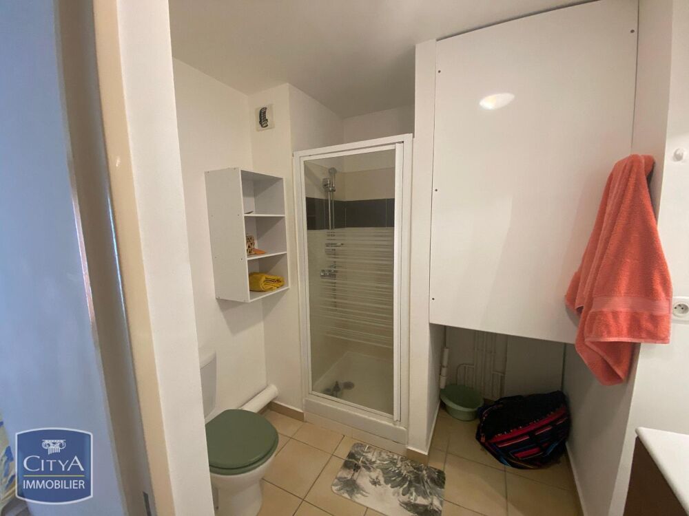 Vente d'un studio de 37 m² actuellement loué au 1er étag....