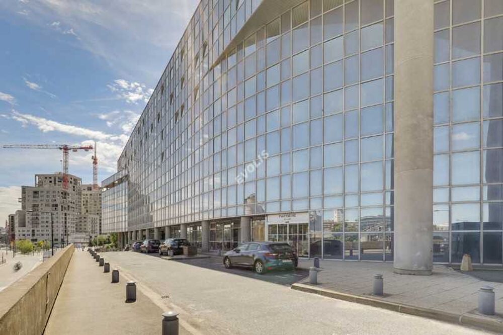   Immeuble de standing pied Seine - 5 044 m² divisibles à partir de 129 m² 