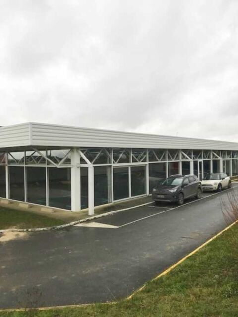 SHOWROOM ENTIEREMENT RENOVE - 552 m² divisibles à partir de 226 m² 6900 77230 Longperrier