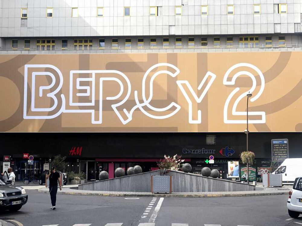   Locaux commerciaux - A LOUER - 1120 m divisibles  partir de 400 m 