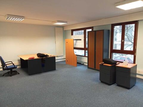 LOCAUX EN PLEIN CENTRE VILLE DE POISSY - 35 m² non divisibles 802 78300 Poissy