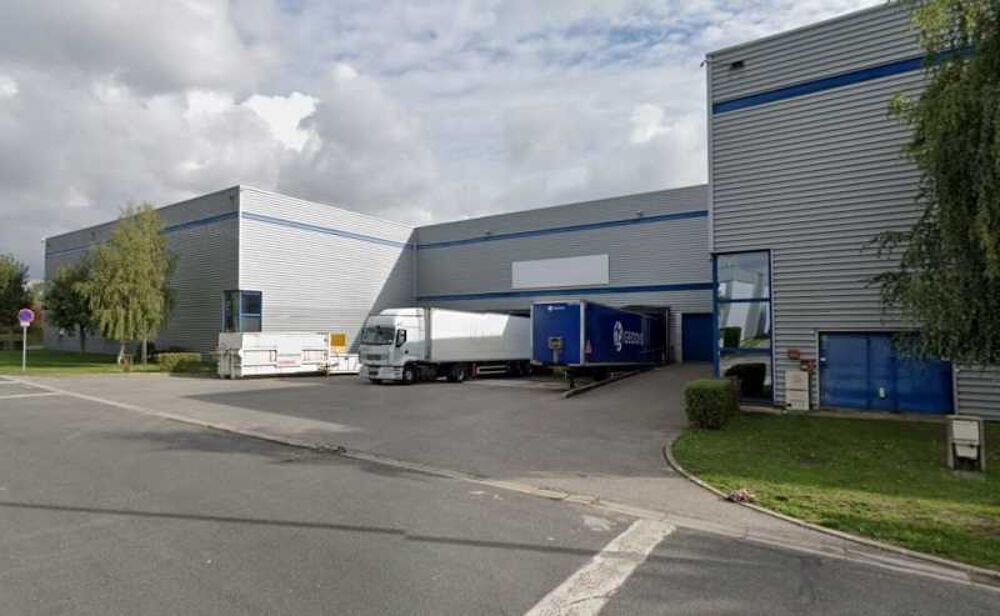   Locaux d'activit - A LOUER - 6606 m non divisibles 