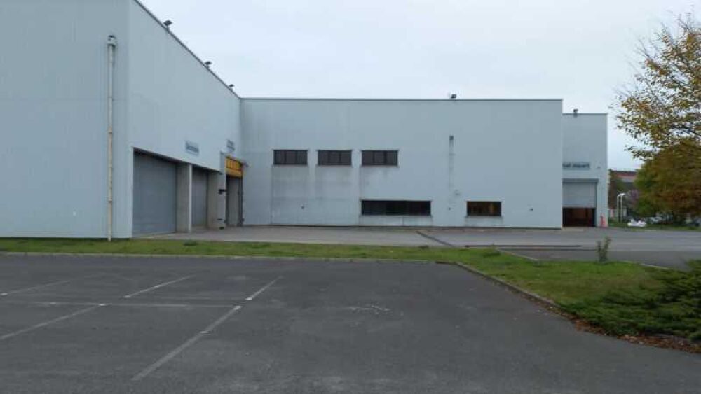   BATIMENT DISPONIBLE AVEC BELLE HAUTEUR ET PARKINGS - 5313 m non divisibles 