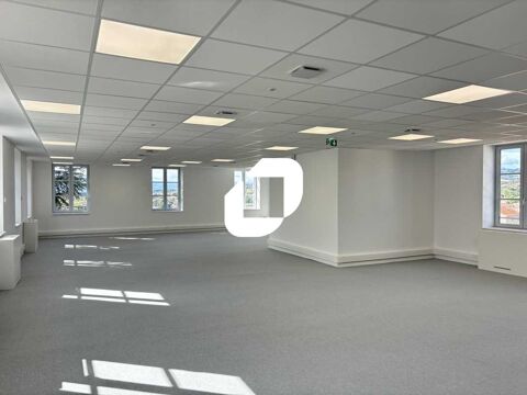 Entièrement rénové - coeur de village - 438 m² divisibles à partir de 104 m² 1295000 69440 Mornant