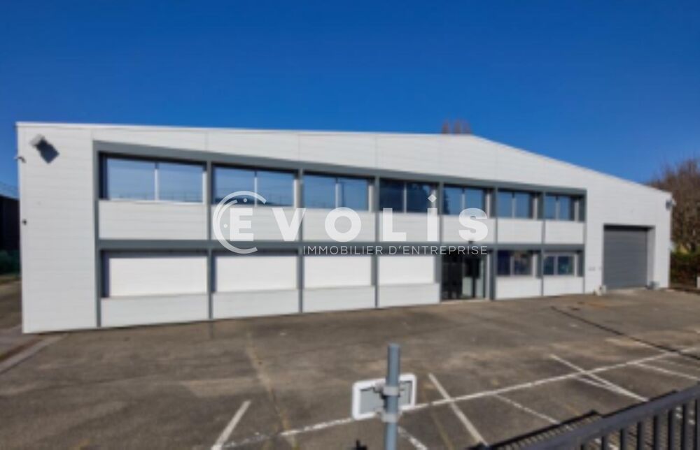   Locaux d'activit - A LOUER - 2348 m non divisibles 