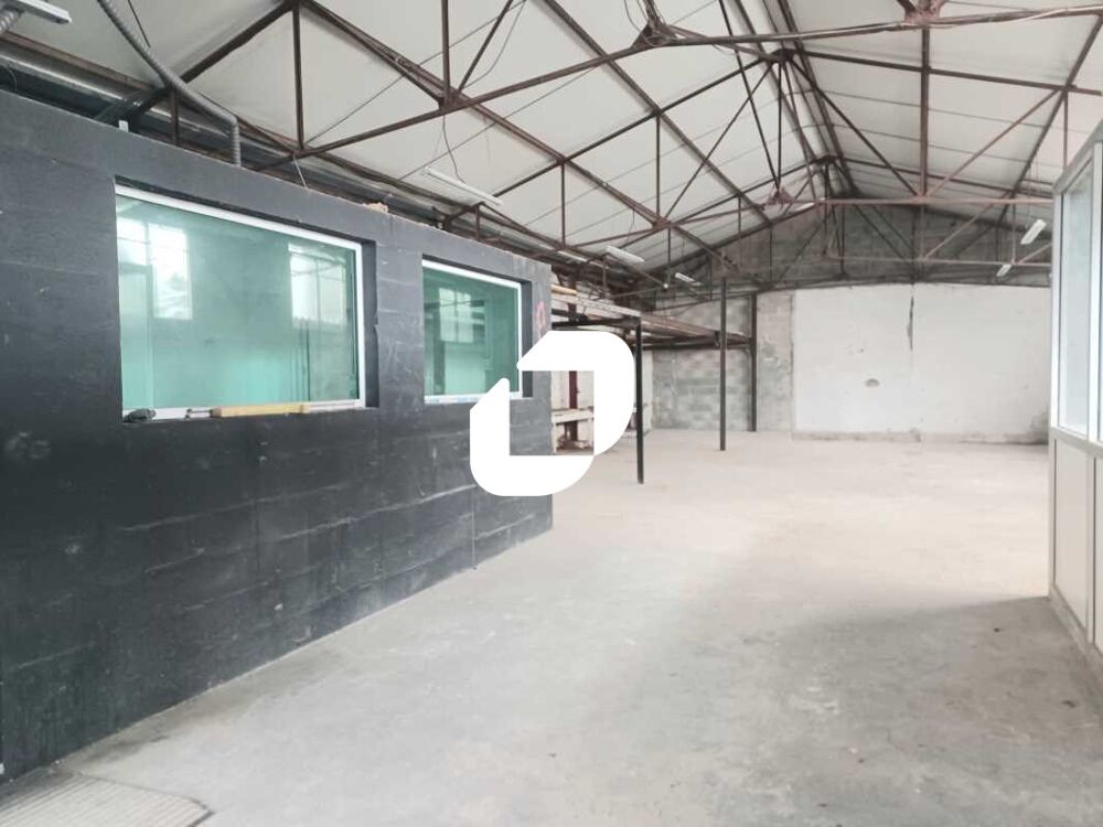   Locaux d'Activits - A VENDRE - 200 m non divisibles 