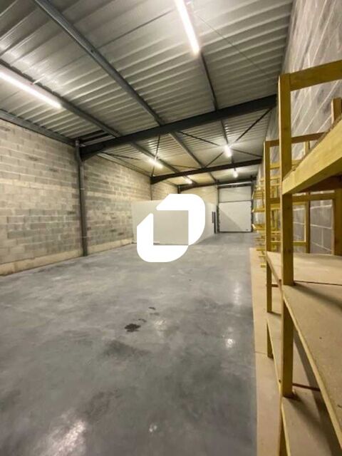 Entrepôts - A LOUER - 163 m² non divisibles 1400 33450 Montussan