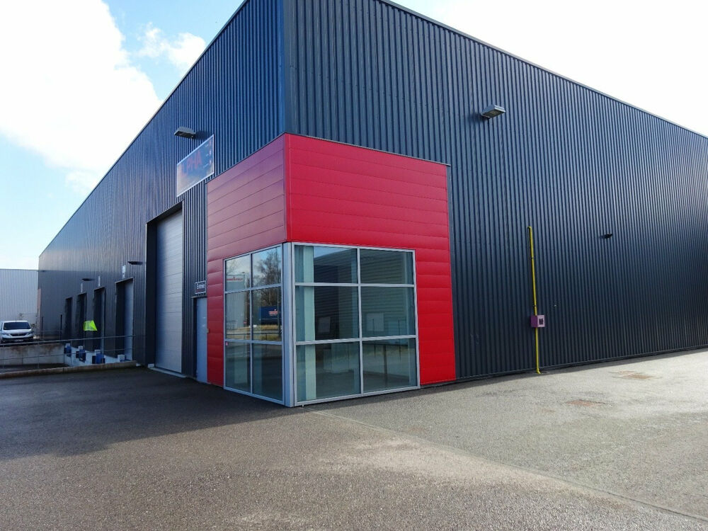   Cellule de 900 m2 avec sanitaires et bureau 