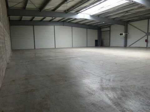   Cellule de 900 m2 avec sanitaires et bureau 