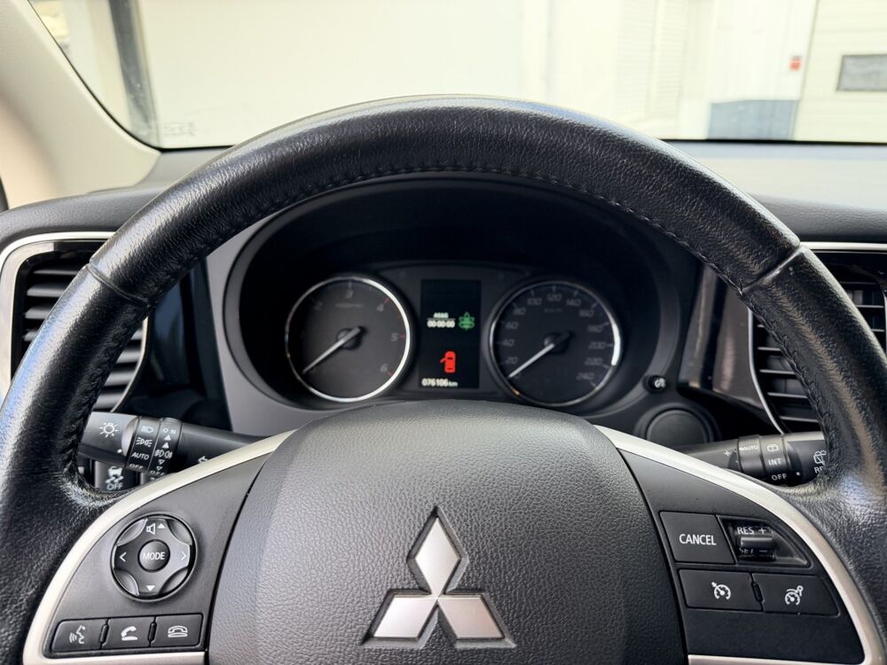 Outlander 2.2 DI-D 4WD camera/gps/cuir/7places 2015 occasion 53210 Soulg&eacute;-sur-Ouette