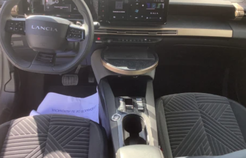 Ypsilon 1.2 Ibrida 100ch eDCT6 LX 2025 occasion 63360 Gerzat