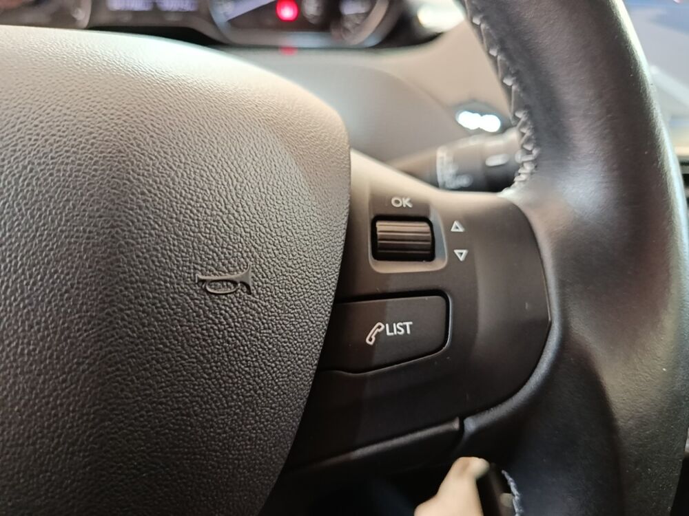 208 Puretech 82 ALLURE 2019 occasion 91580 &Eacute;tr&eacute;chy