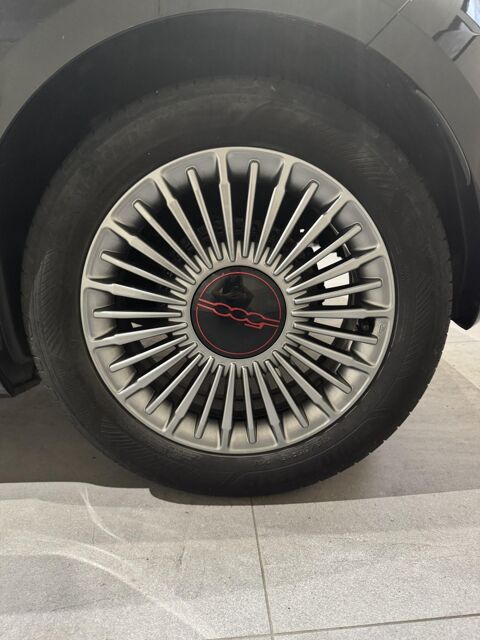 500 C 24kWh (Red) 2023 occasion 76360 Barentin