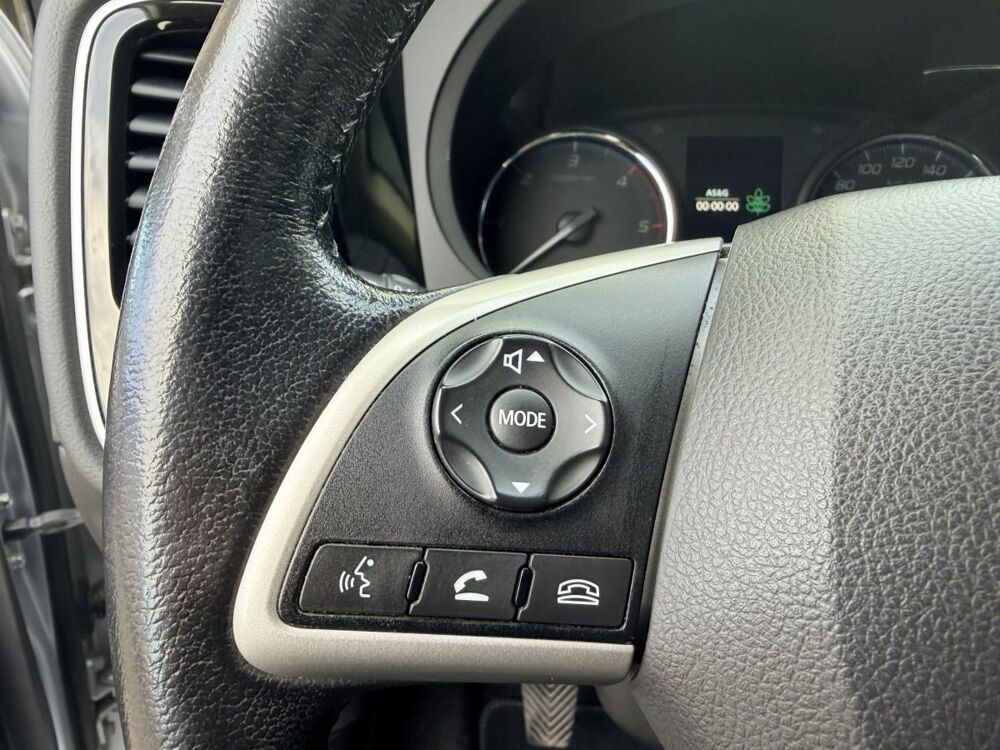 Outlander 2.2 DI-D 4WD camera/gps/cuir/7places 2015 occasion 53210 Soulg&eacute;-sur-Ouette
