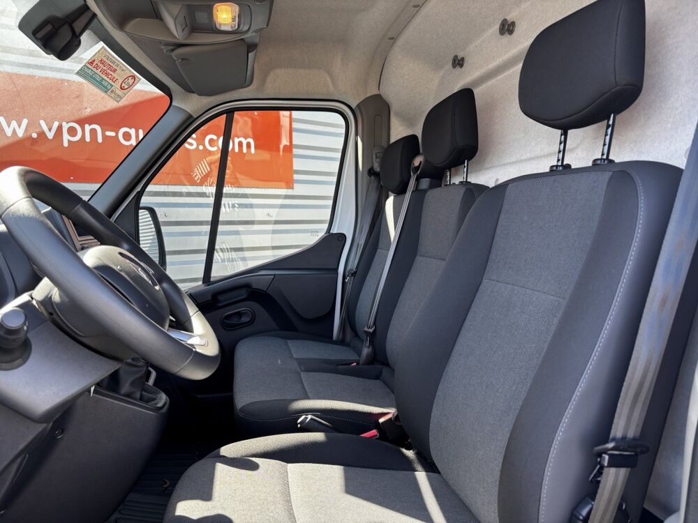 Jumpy FG Tr CF F3500 L2H2 Blue dCi 135 33044KMS 17900€HT 2023 occasion 86440 Mign&eacute;-Auxances