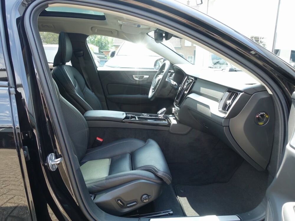 V60 PHEV T8 AWD Ultra Dark 455 ch Bowers Wilkins S. Ventil&eacute;s Aut 2025 occasion 69007 Lyon