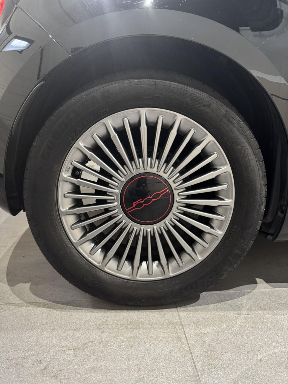 500 C 24kWh (Red) 2023 occasion 76360 Barentin