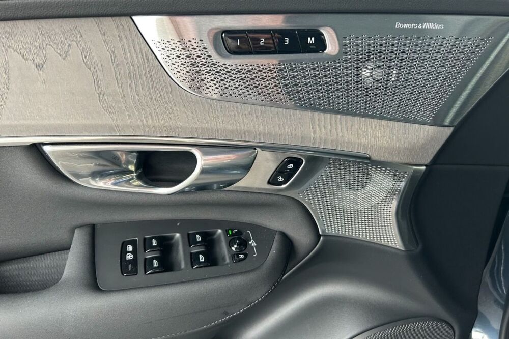 XC90 T8 AWD Ultra Dark 455 Full Options Bowers Wilkins Suspension 2025 occasion 69007 Lyon