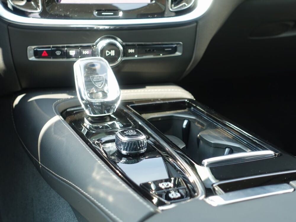 V60 PHEV T8 AWD Ultra Dark 455 ch Bowers Wilkins S. Ventil&eacute;s Aut 2025 occasion 69007 Lyon