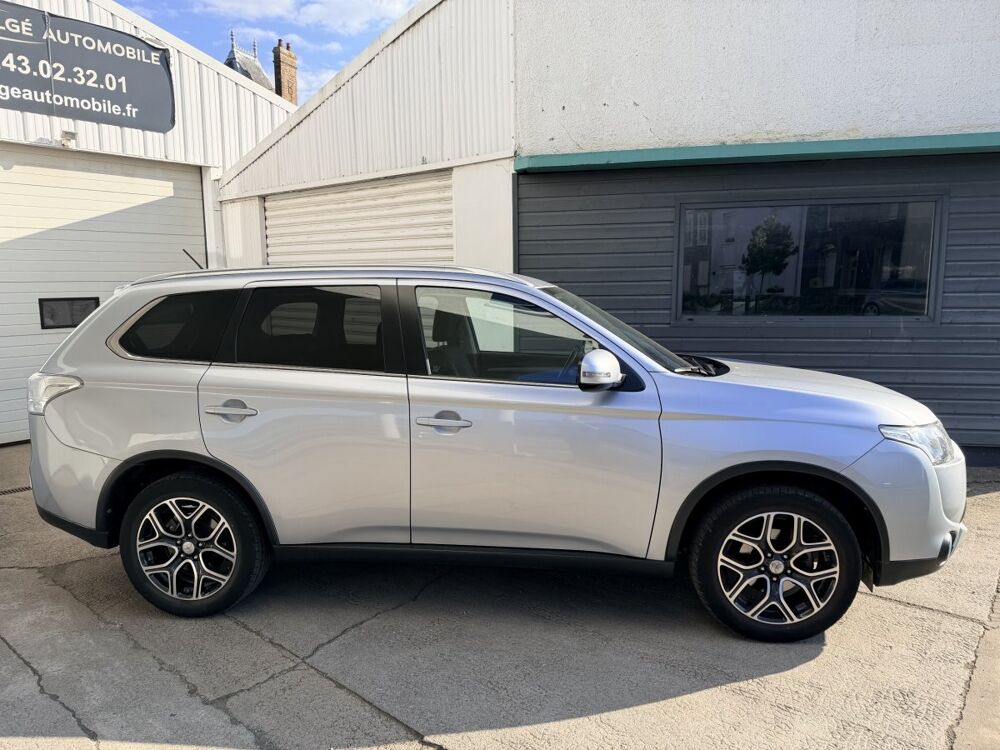 Outlander 2.2 DI-D 4WD camera/gps/cuir/7places 2015 occasion 53210 Soulg&eacute;-sur-Ouette