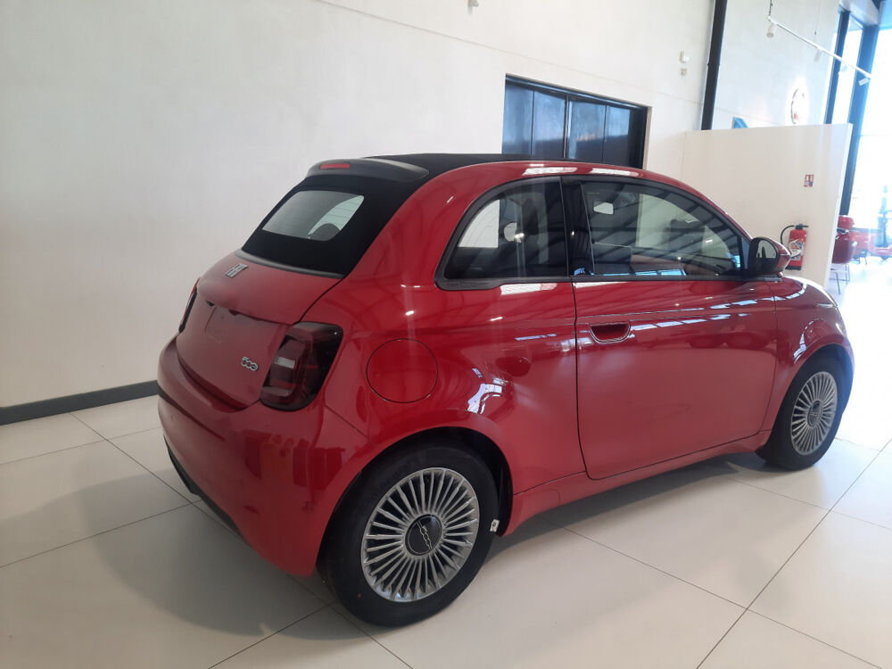 500 E BEV 24KWH C (RED) 2024 occasion 76360 Barentin