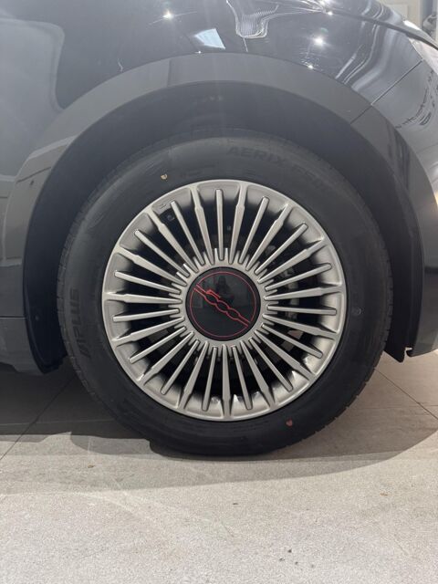 500 C 24kWh (Red) 2023 occasion 76360 Barentin