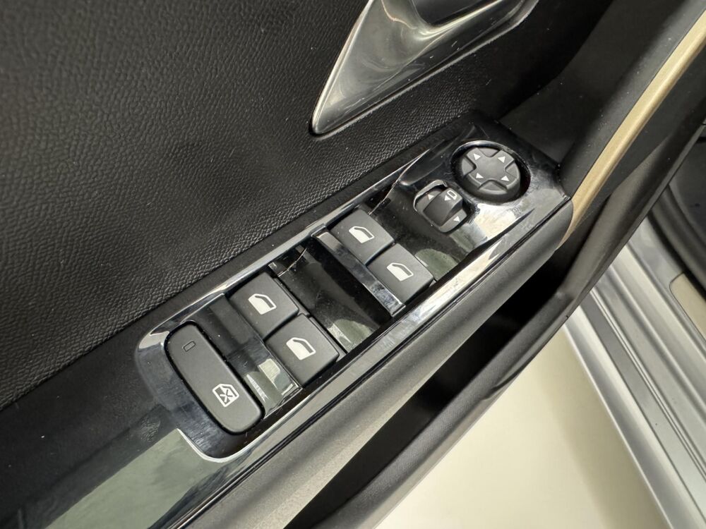 Ypsilon 1.2 Ibrida 100ch eDCT6 LX 2025 occasion 76360 Barentin