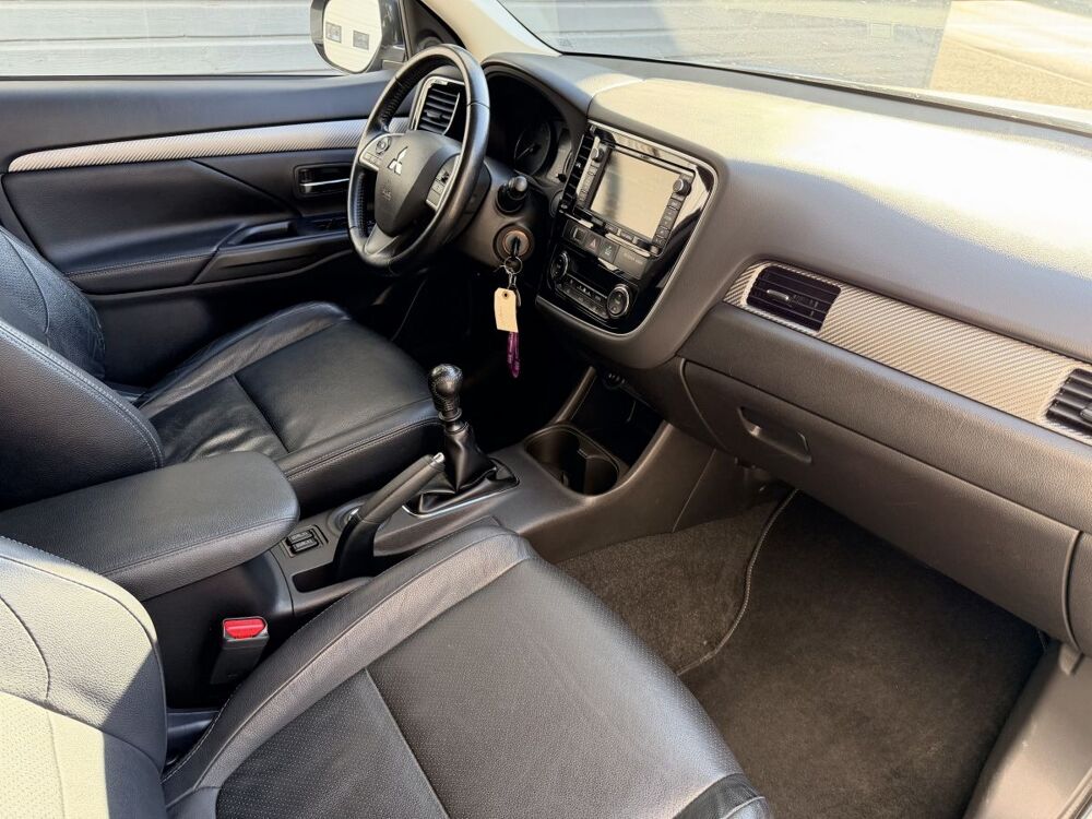 Outlander 2.2 DI-D 4WD camera/gps/cuir/7places 2015 occasion 53210 Soulg&eacute;-sur-Ouette