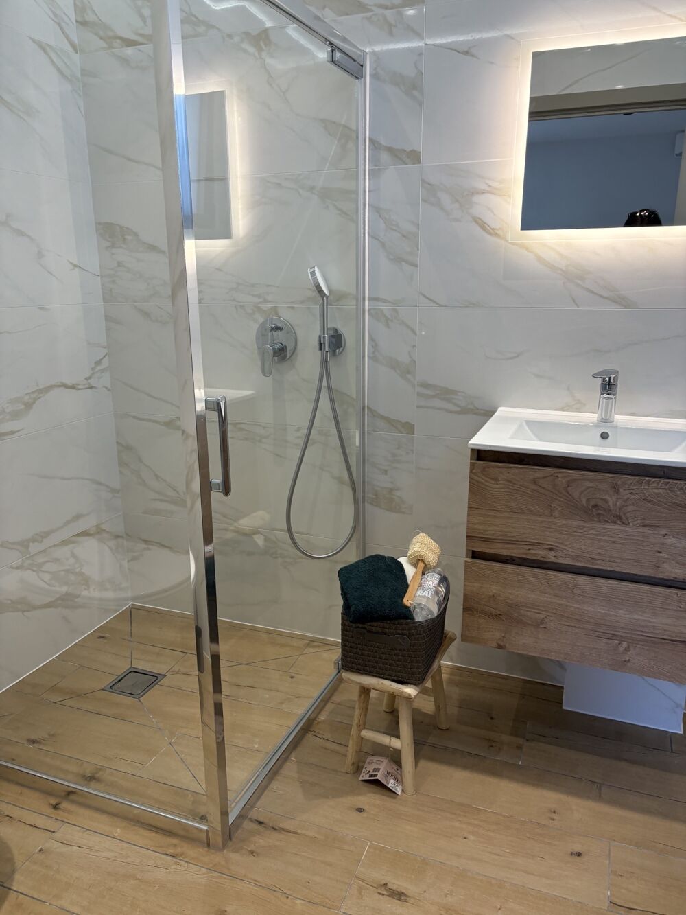 RESIDENCE DE LUXE AU COEUR DES ADRETS -APPARTEMENT DE 140 M² AVEC JARDIN ET APERCU MER