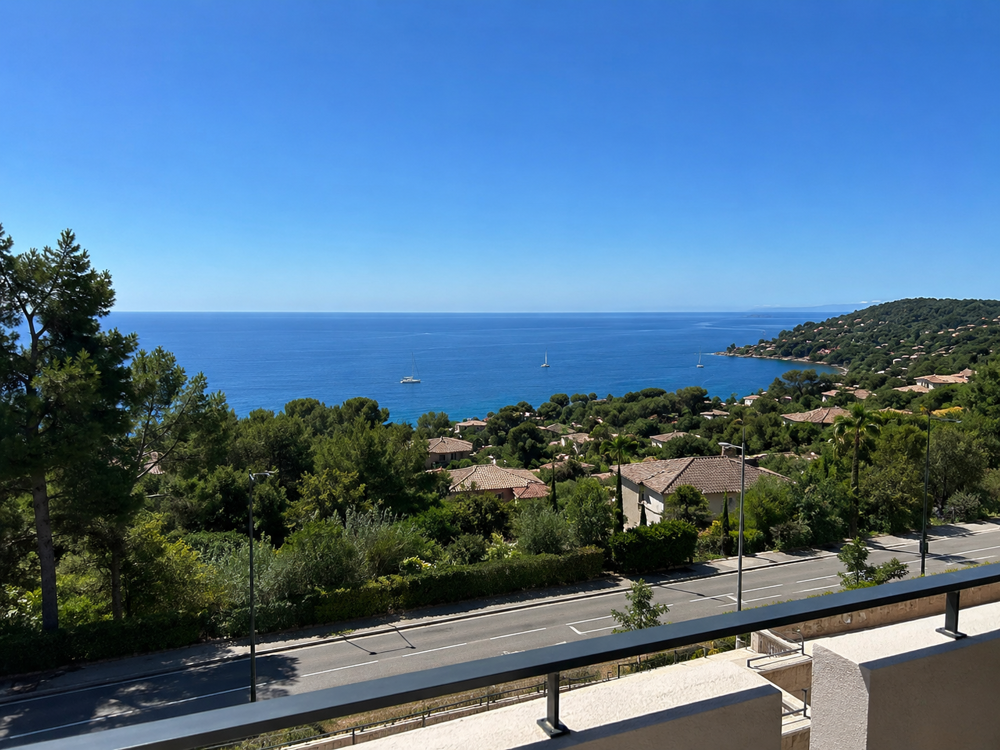 * - VUE MER - FAUX T2 AVEC TERRASSE EN DERNIER ÉTAGE