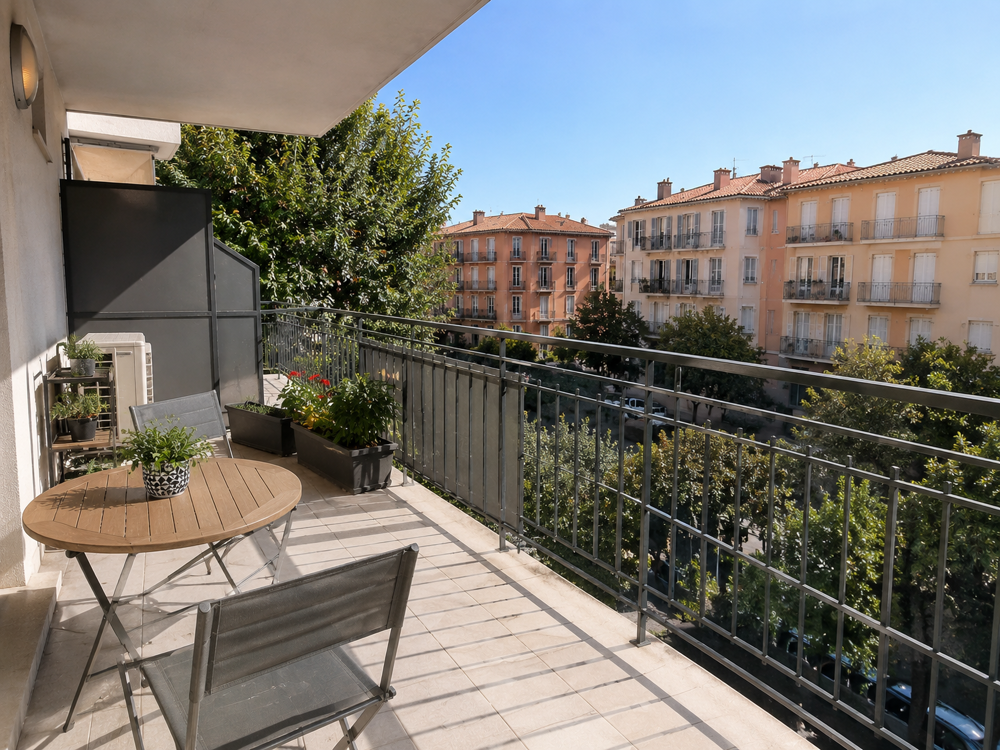Vente Appartement RETOUR DE LOT : PROXIMITE IMMEDIATE DES PLAGES : BEAU 4 PIECES DE 85M² TRAVERSANT ET D'ANGLE Cagnes sur mer