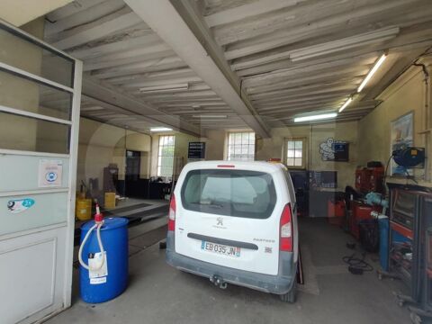   8320 RICHELIEU Fond de commerce d'un garage automobile situ dans le centre-ville de RICHELIEU, 2 ateliers, 3 ponts, bureau, gra 