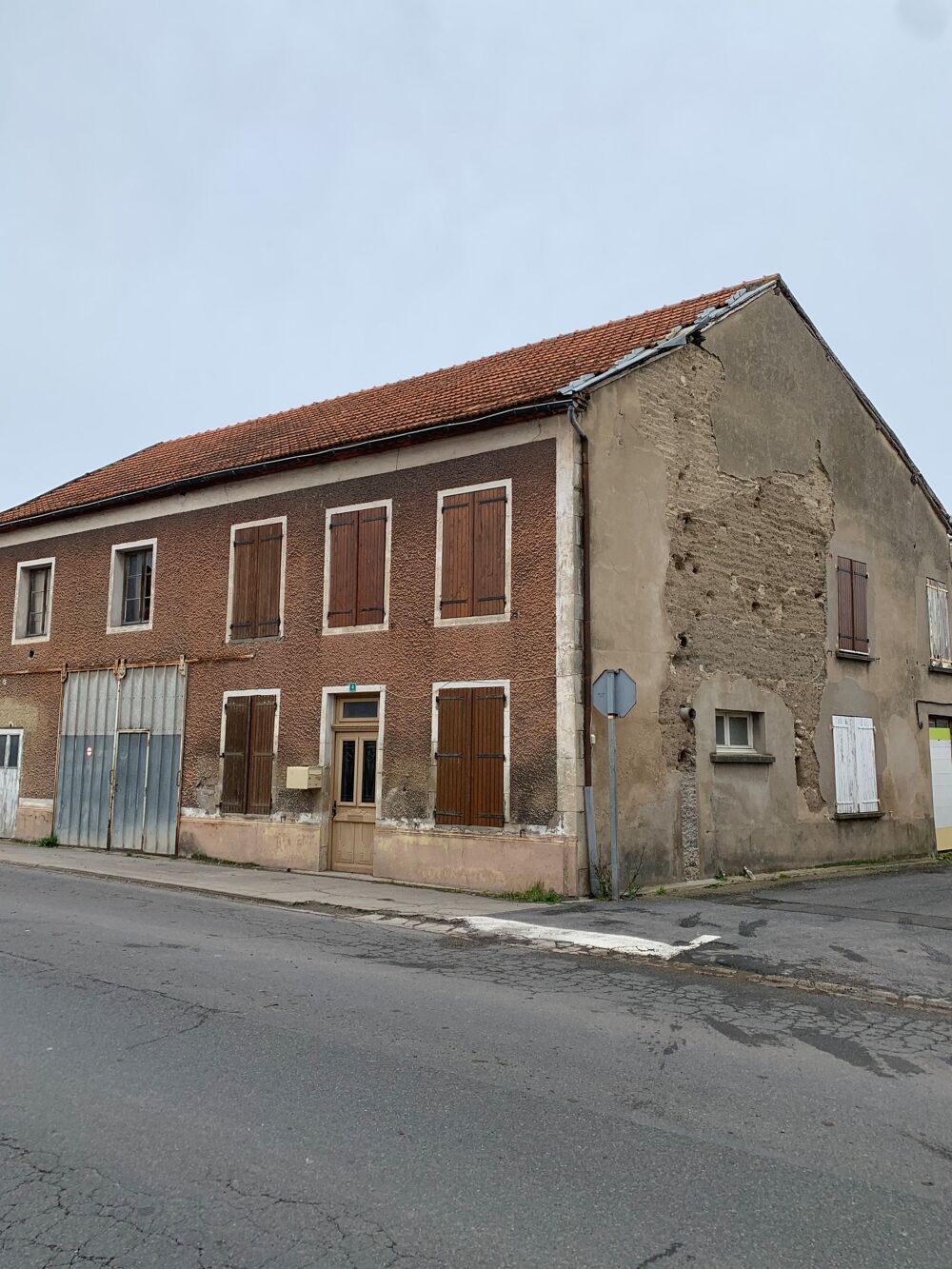 Vente Maison Immeuble avec Appt et Grand garage de 160 m utilisable. Randan