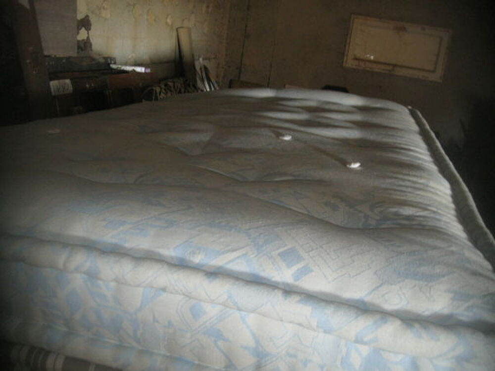 matelas et sommier de couleur bleu Meubles