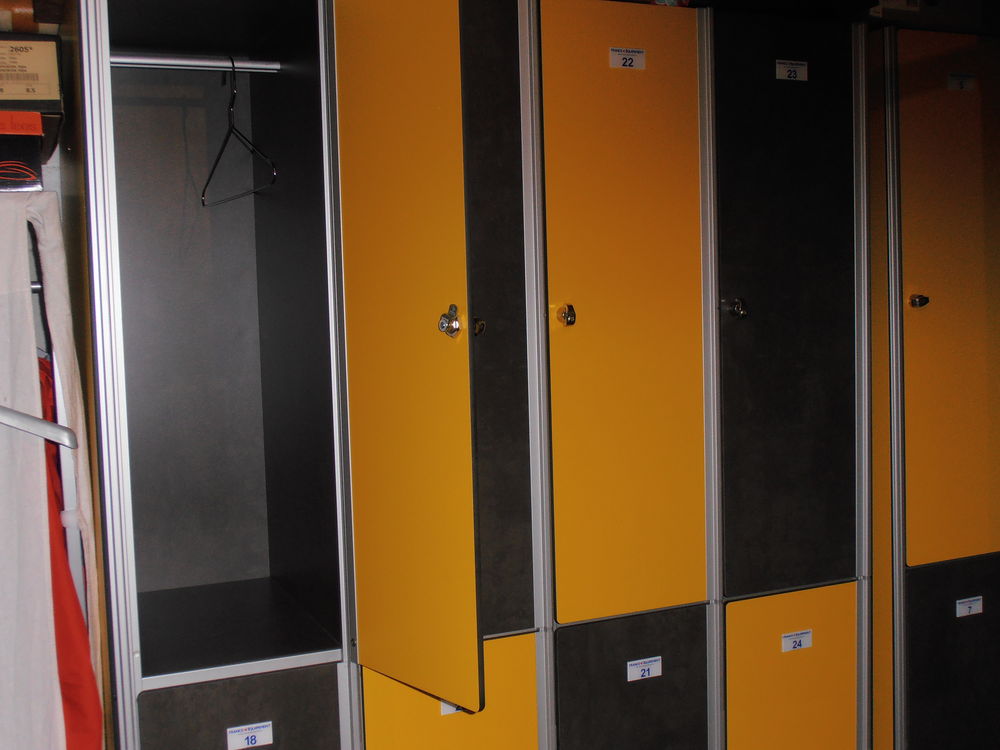 vestiaires de chez France Equipement Sports