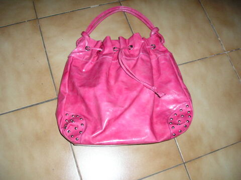 Sac  main de femme en  cuir rose
Marque David  Jones
30 Septmes-les-Vallons (13)